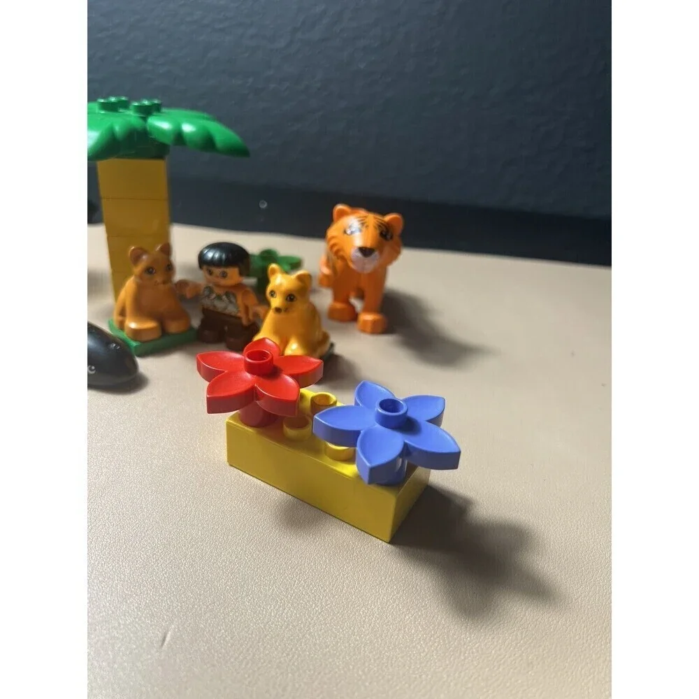 Lego Duplo  Vintage Caveman Set Total Of 20 Pieces Some Very Rare